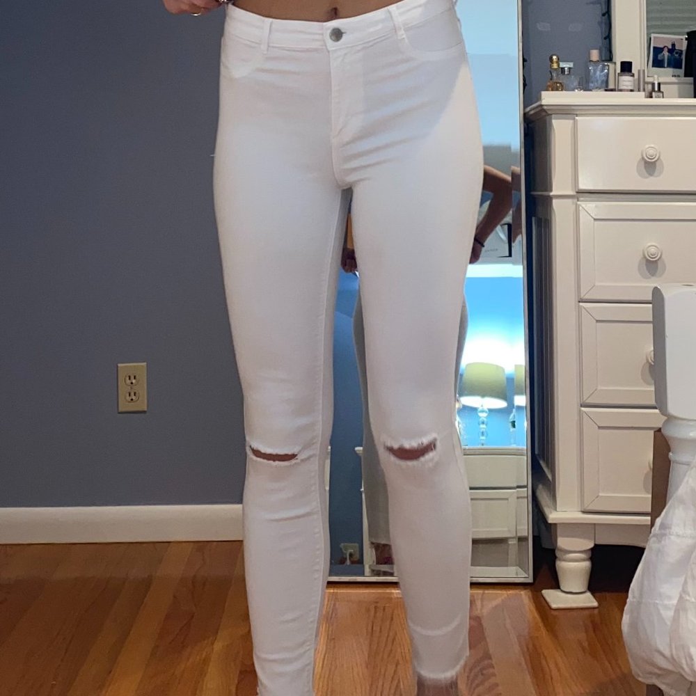 Skinny Jeans Ripped at Knee